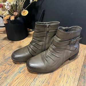 🩶 ALIA – Taupe Ankle Boots – Size 8M